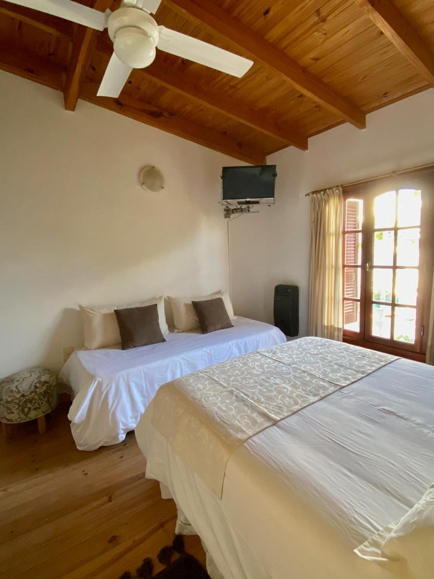 Hosteria Isabel Departamentos Y Habitaciones Con Bano Privado Las Grutas Room photo
