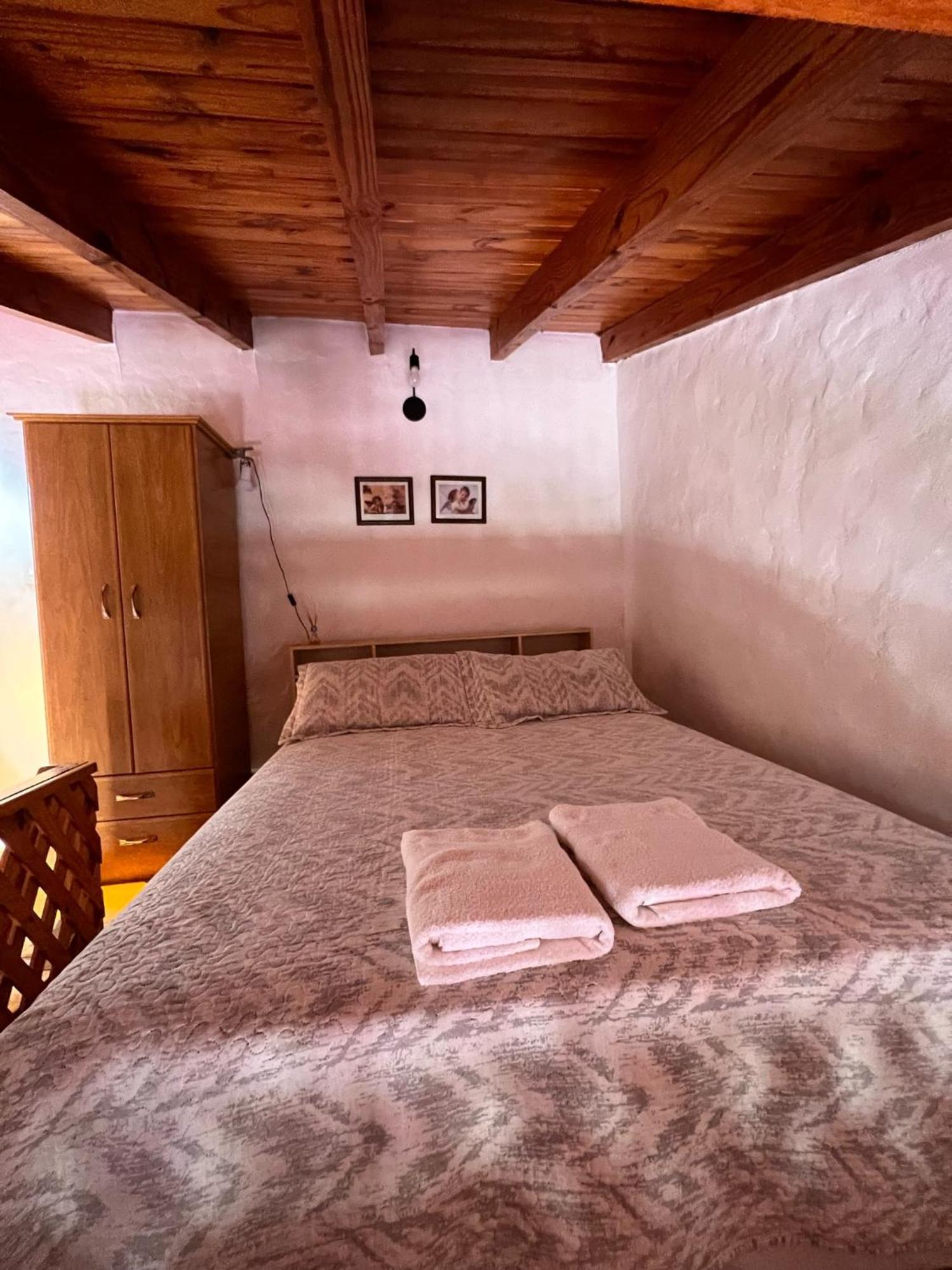 Hosteria Isabel Departamentos Y Habitaciones Con Bano Privado Las Grutas Room photo